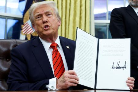 ホワイトハウスで、アルミニウムに関税を課す布告に署名したトランプ米大統領=2025年2月、ワシントン(ロイター=共同)
