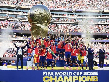 　サッカーＷ杯北中米３カ国大会決勝で、アルゼンチンを延長の末に破り４大会ぶり２度目の優勝を果たしたスペイン。中央はトロフィーを掲げるロドリ＝１９日、ニューヨーク（共同）
