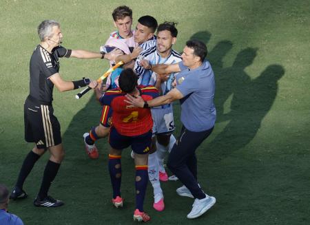 　試合後、スペインのＥ・ガルシア（手前）を突き飛ばすアルゼンチンのパレデス（右から２人目）＝１９日、ニューヨーク（共同）