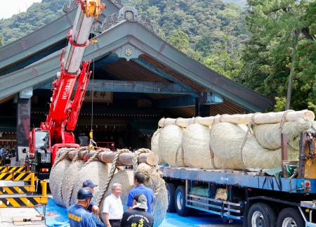 出雲大社神楽殿の大しめ縄のかけ替え作業＝２１日午前、島根県出雲市