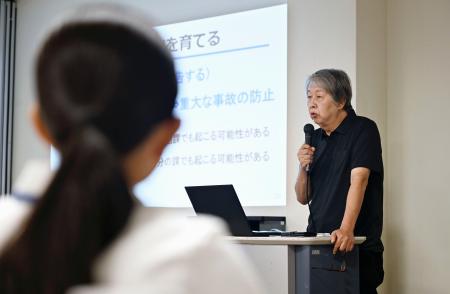 　兵庫県明石市の新人職員に講話する下村誠治さん＝２１日午前、兵庫県明石市