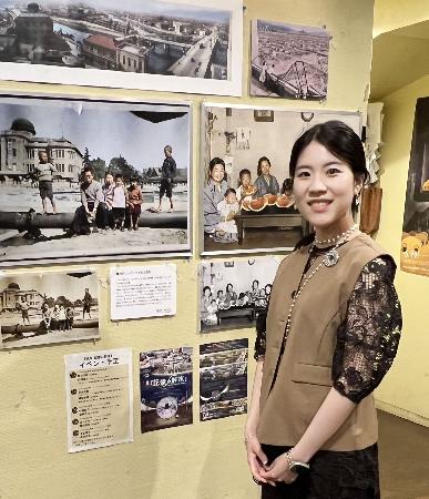 東京都中野区の映画館「ポレポレ東中野」で、自身がカラー化した写真の前に立つ庭田杏珠さん＝５日