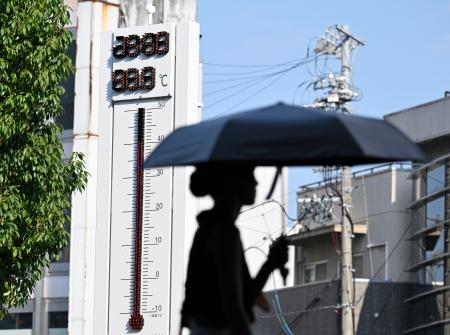 ４０度を超える気温を示すＪＲ多治見駅前の温度計。岐阜県多治見市は「酷暑日」となった＝２１日午後