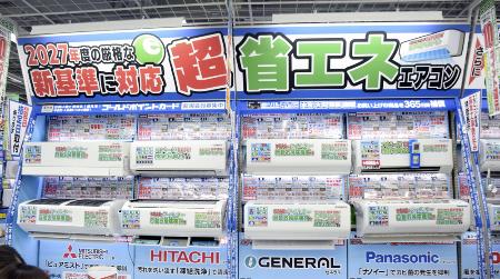 エアコンが並ぶ家電量販店の売り場=4月、東京都千代田区