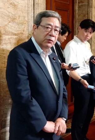自民党の鈴木幹事長と会談後、取材に応じる日本維新の会の中司幹事長＝２１日午後、国会