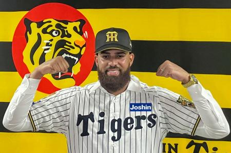 阪神に入団し、記者会見でポーズをとるガルシア＝２１日、甲子園球場