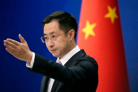 記者会見する中国外務省の林剣副報道局長＝２１日、北京（共同）