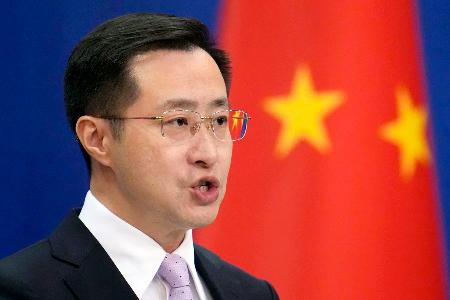 記者会見する中国外務省の林剣副報道局長＝２１日、北京（共同）
