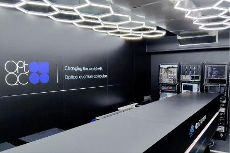 ＯｐｔＱＣ製の光量子コンピューター「ＭｏＱｕｒｅｎ（モクレン）」が稼働を始めた産業技術総合研究所の施設＝茨城県つくば市（同社提供）