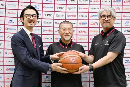 写真に納まるバスケットボールＢ１川崎の桶谷大監督（中央）＝２１日、川崎市