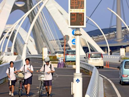 猛烈な暑さとなった愛知県豊田市=21日午後