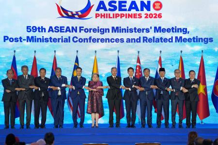東南アジア諸国連合（ＡＳＥＡＮ）外相会議の開会式で写真撮影に応じる外相ら＝２１日、フィリピン・マニラ（ＡＰ＝共同）