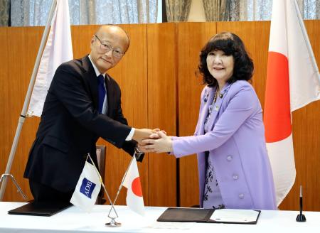 署名式に出席した片山財務相（右）とアジア開発銀行の神田真人総裁＝２１日午後、財務省