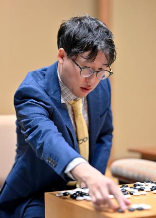 囲碁の第51期碁聖戦5番勝負の第3局で、佐田篤史七段を破った井山裕太碁聖=21日午後、東京都千代田区の日本棋院