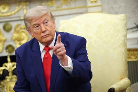 ２１日、米ホワイトハウスで記者団の取材に応じるトランプ大統領（ゲッティ＝共同）