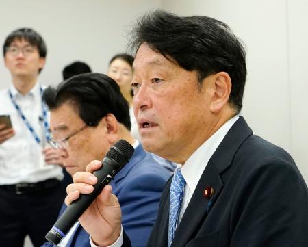 社会保障国民会議の実務者会議後、記者団の取材に応じる自民党の小野寺税調会長＝２２日午前、国会