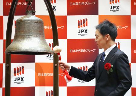 東京証券取引所グロース市場に上場し、セレモニーで鐘を打つティアフォーの加藤真平ＣＥＯ＝２２日午前、東京都中央区