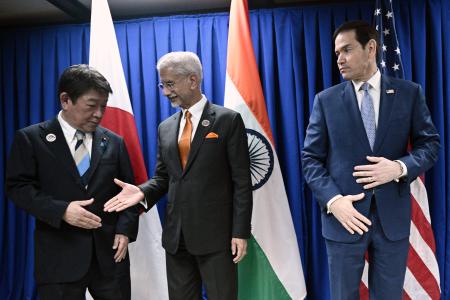 茂木外相（左）と握手しようとするインドのジャイシャンカル外相（中央）。右はルビオ米国務長官＝２２日、マニラ（ＡＰ＝共同）