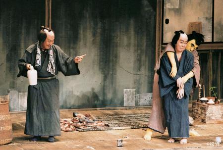　シネマ歌舞伎「らくだ」より。左から十八代目中村勘三郎、十代目坂東三津五郎、片岡亀蔵（（Ｃ）松竹）