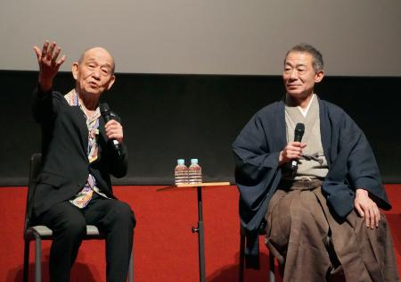 　片岡亀蔵の思い出を語る片岡市蔵（右）と笹野高史＝東京都内
