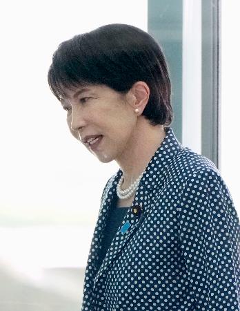 首相官邸に入る高市首相＝２２日午前