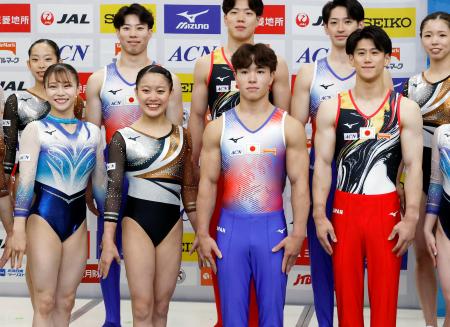 新ユニホームを着用した（前列右から）体操男子の橋本大輝と岡慎之助、女子の西山実沙と杉原愛子＝２２日、味の素ナショナルトレーニングセンター