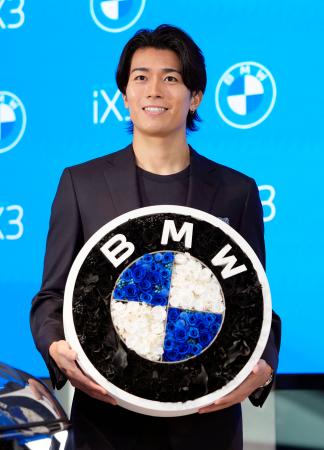 ＢＭＷの新型ＥＶの発表イベントに登場したサッカー日本代表の中村敬斗選手＝２２日午後、東京都港区