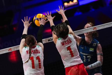 ブラジル戦でブロックに跳ぶ山田二千華(左)と和田由紀子=22日、マカオ(ゲッティ=共同)