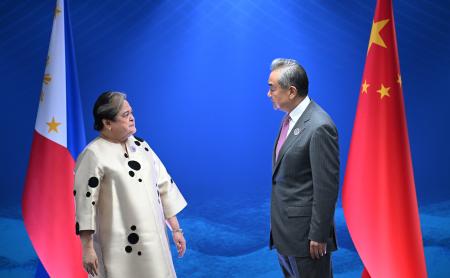 会談に臨むフィリピンのラザロ外相（左）と中国の王毅外相＝２２日、マニラ（ＡＰ＝共同）