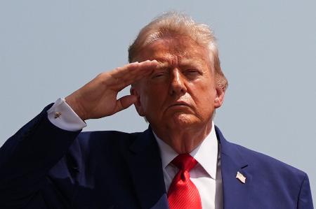 トランプ米大統領=22日、デラウェア州ドーバー空軍基地(AP=共同)