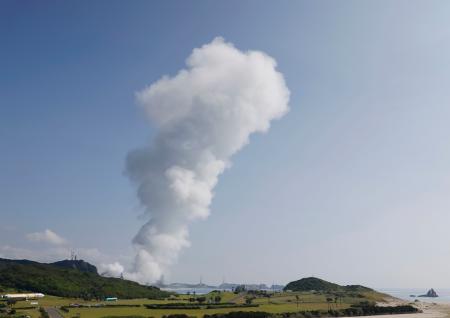 鹿児島県の種子島宇宙センターで行われた小型固体燃料ロケット「イプシロンS」のエンジン燃焼試験=23日午前