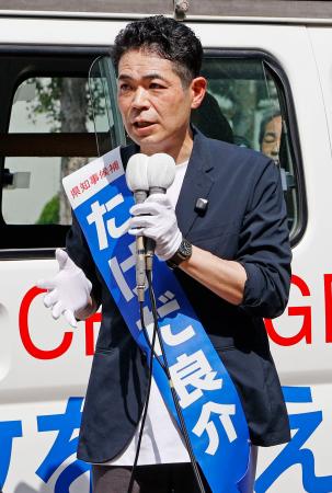 演説する武田良介氏=23日午前、長野市