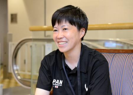 取材に応じるラクロス女子日本代表の宮沢明日香監督＝２３日、東京都港区