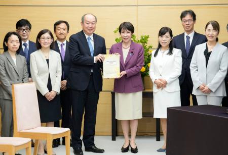 日本産科婦人科学会など１０団体の理事長らと面会し、「女性のヘルスケアに関するガイダンス」を受け取る高市首相（右から４人目）＝２３日午後、首相官邸