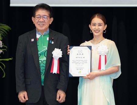 自転車アンバサダーに任命され、金子国交相（左）と写真に納まる元体操選手の田中理恵さん＝２３日午後、東京都千代田区