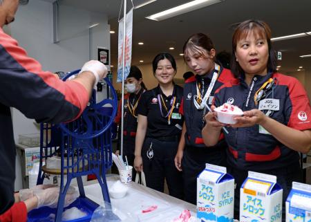 日航グループのスタッフに振る舞われたかき氷＝２３日午後、羽田空港