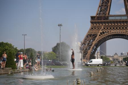 熱波に見舞われたフランス・パリの噴水で涼む人たち＝６月２４日（ＡＰ＝共同）