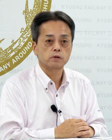 記者会見するＪＲ九州の古宮洋二社長＝２３日午後、福岡市