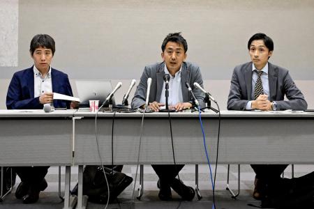 記者会見する原告側の弁護士＝２３日午後、高松市