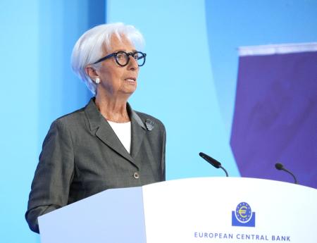 　記者会見するＥＣＢのラガルド総裁＝２３日、ドイツ・フランクフルト（共同）