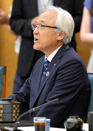 高市首相との懇談であいさつする全国都道府県議会議長会の蔵内勇夫会長＝２３日午後、首相官邸