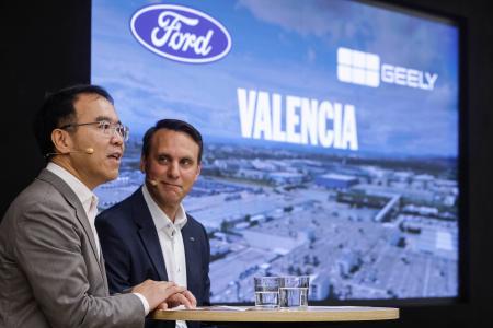 ２３日、スペイン・バルセロナ近郊で記者会見する吉利汽車とフォード・モーターの幹部（ゲッティ＝共同）