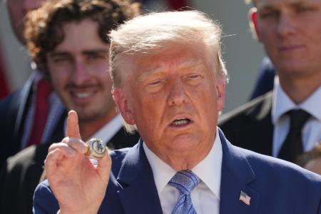 米ホワイトハウスでイベントに出席するトランプ大統領＝２３日、ワシントン（ＡＰ＝共同）
