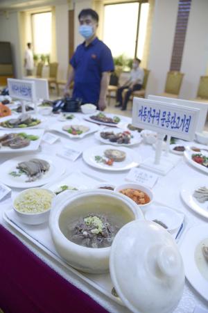 ２０２０年に平壌市内で開かれた犬肉の料理コンテスト（共同）