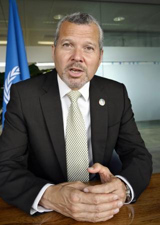 ２３日、ロンドンの国際海事機関本部で共同通信と単独会見するドミンゲス事務局長（共同）
