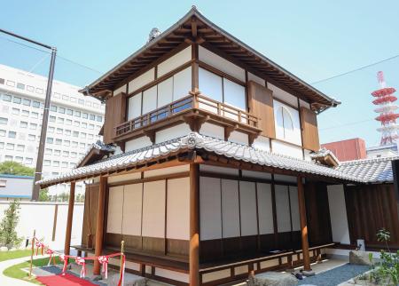 松山市に再建された愚陀仏庵＝２４日午前