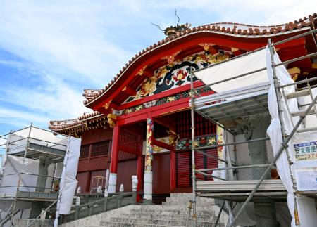 首里城正殿前の左右に向かい合うよう配置された「大龍柱」＝２４日午前、那覇市