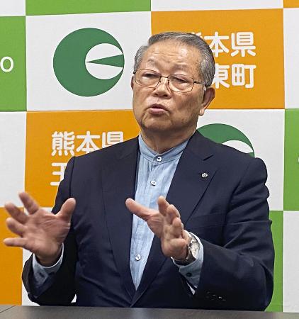 昨年５月１２日、取材に応じる熊本県玉東町の前田移津行町長＝玉東町役場