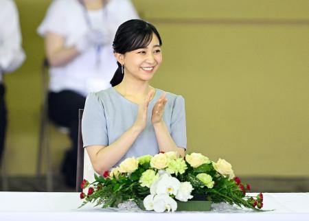 全日本高校馬術競技大会の開会式に出席された佳子さま=24日午前、静岡県御殿場市の馬術・スポーツセンター