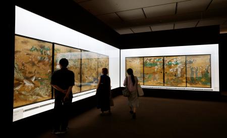 特別展を前に報道陣に公開された狩野宗眼重信のふすま絵「秋冬花鳥図襖」（左）と「春景花鳥図襖」＝２４日午後、東京・上野の東京都美術館